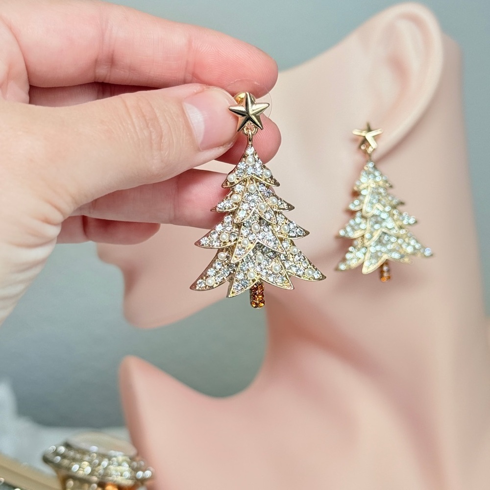 Elegant Christmas Tree Earrings 🎄